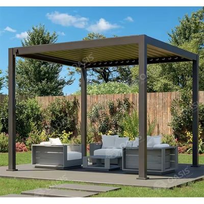 Pergola in alluminio a motore con lampadine regolabili