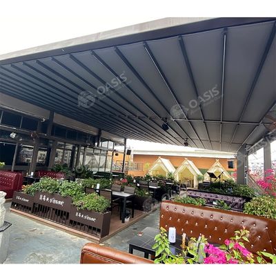 Pergola in tessuto retrattile, pergola in metallo con tetto e lati retrattili.